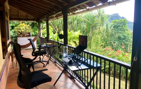 En auberge avec espace commun de coworking